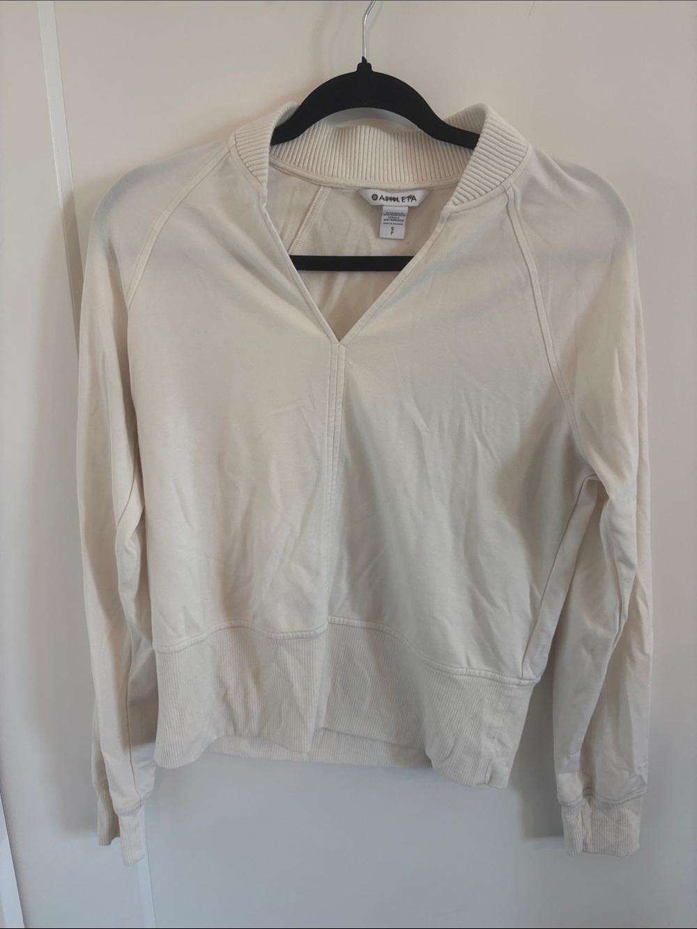 Athleta Cream V‑Notch Raglan Pullover Sweatshirt